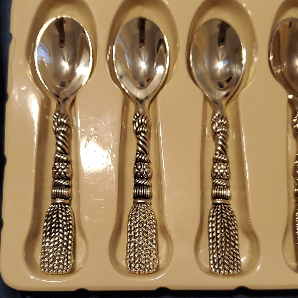 Sophisticated Silver Flatware Set with Ornate Design - Picture 2 of 6